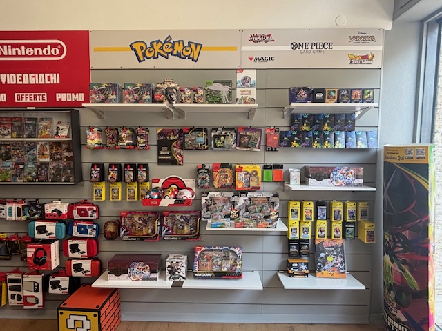 Allestimento tcg store Evergame con esposizione Pokémon e Magic